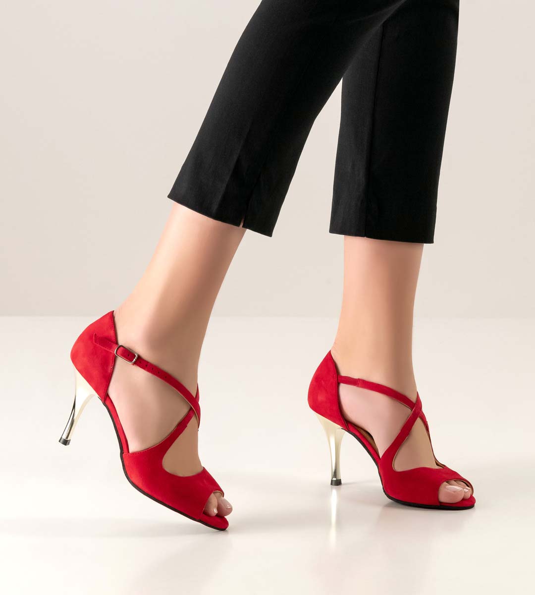 Flavia schwarze Hose in Kombination mit rotem Nueva Epoca Tango Damentanzschuh