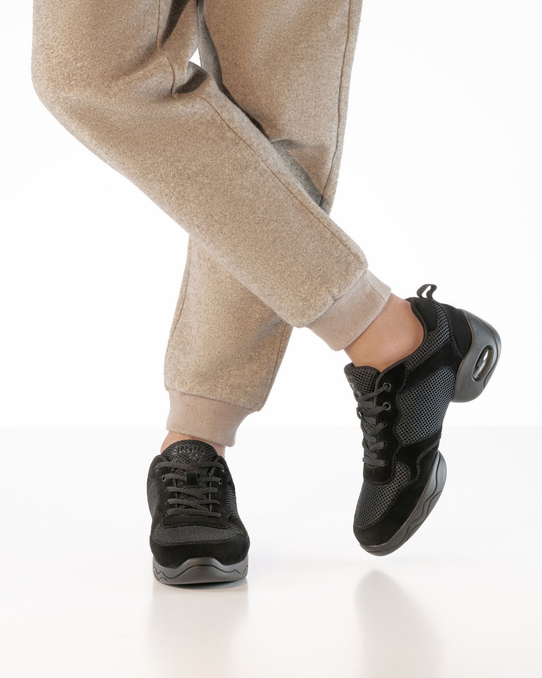 Tanzsneaker in schwarz mit geteilter Sohle von Werner Kern im chunky Cut