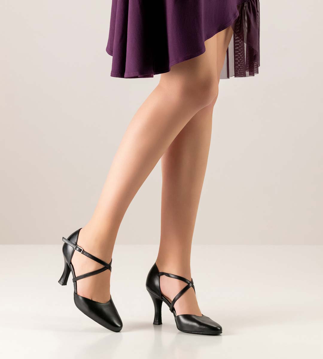 Patty lila Kleid in Kombination mit Werner Kern Damen Tango Schuh in schwarz