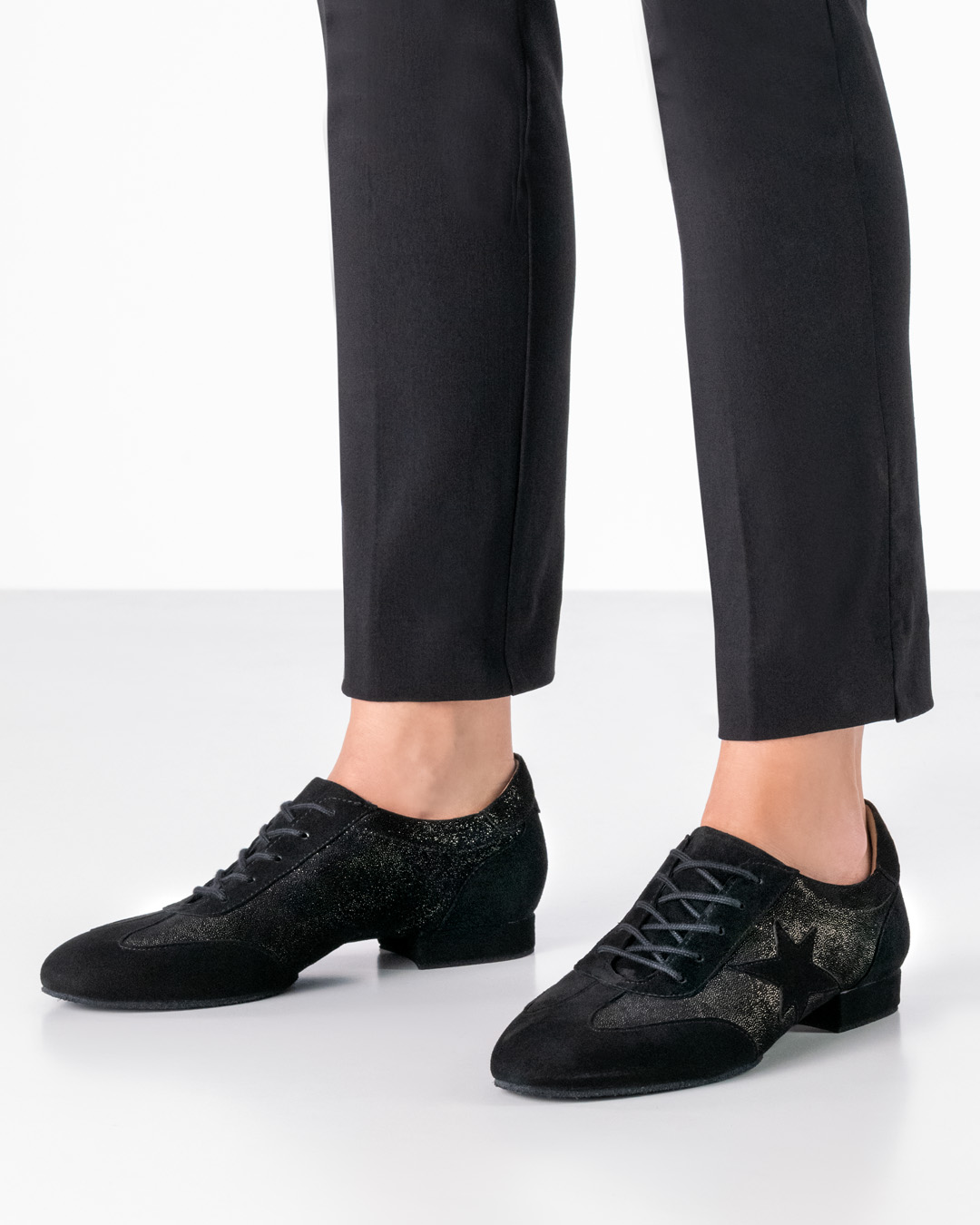 Schwarzer Trainingstanzschuh mit geteilter Sohle von Werner Kern