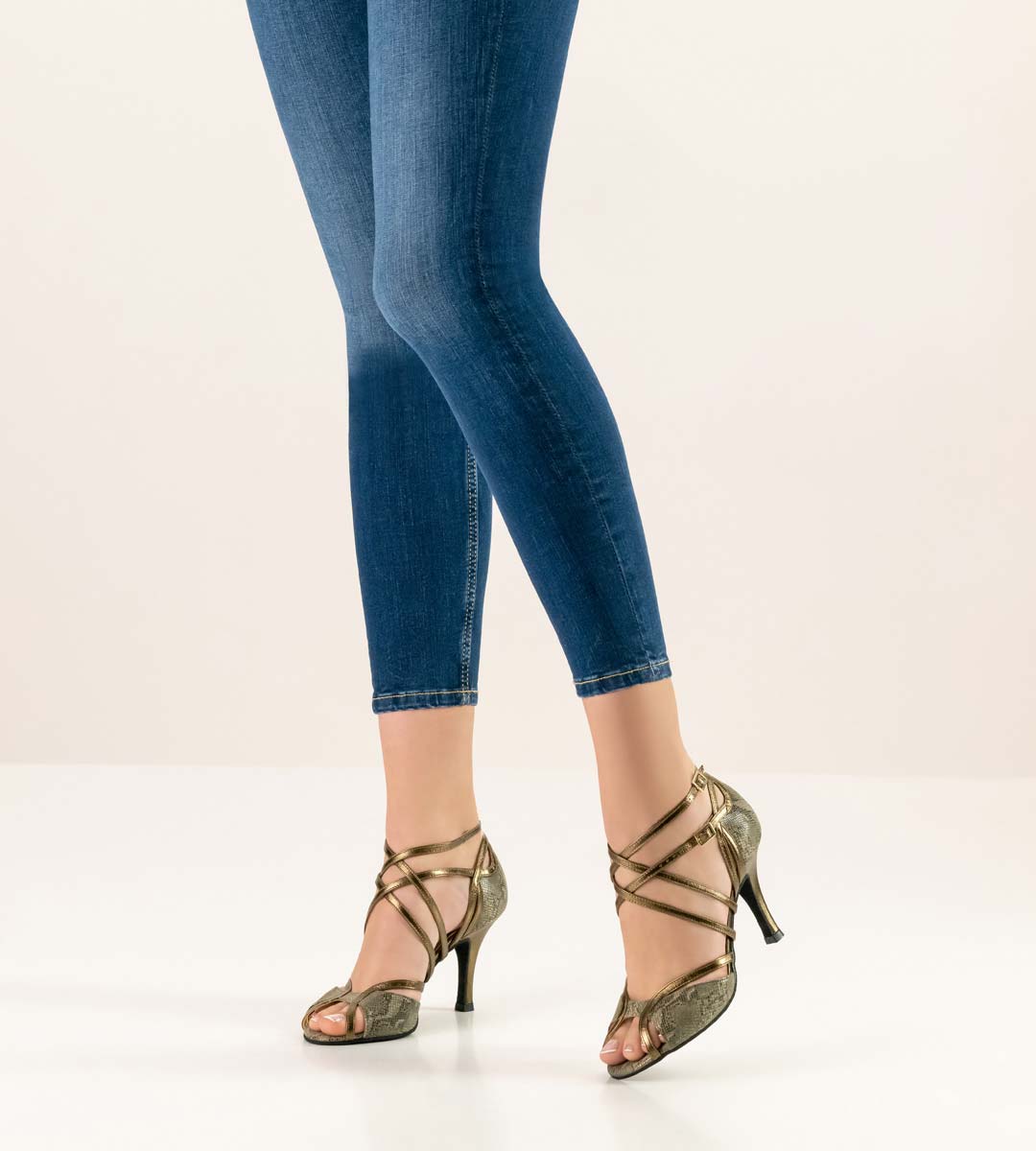 Penelope Nueva Epoca Tango Damentanzschuh in Kombination mit blauer Jeans