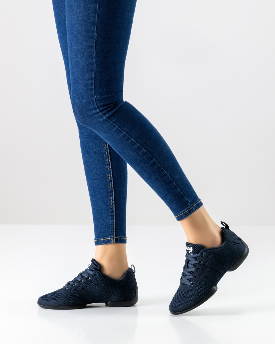 Salsa Damentanz Sneaker von Suny in Verbindung mit blauer Jeans
