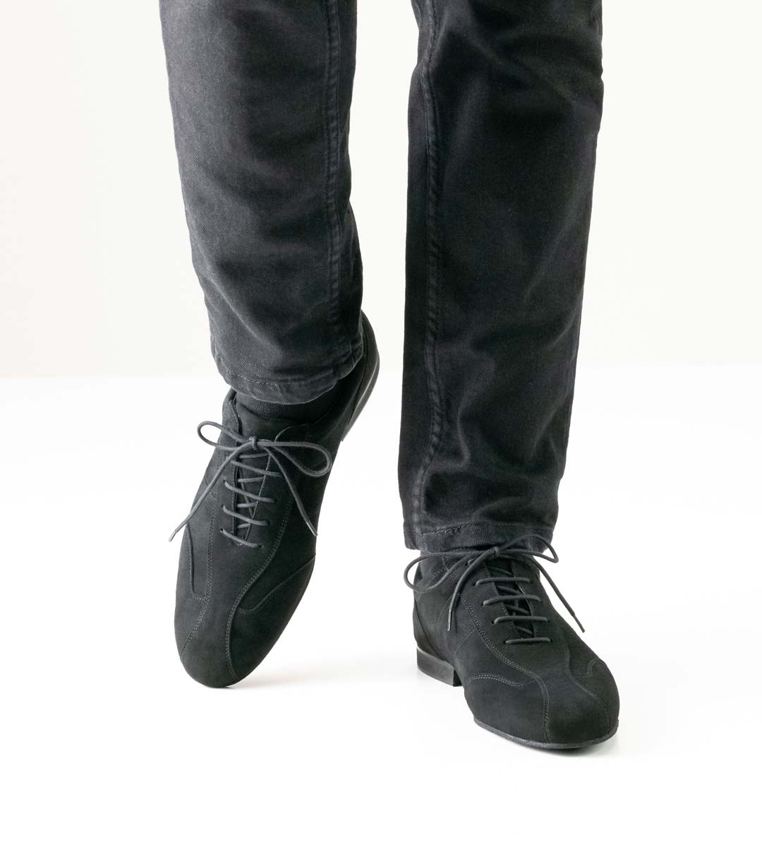 Cuneo Herrentanzschuh von Werner Kern mit Microabsatz in Kombination mit Hose in grau