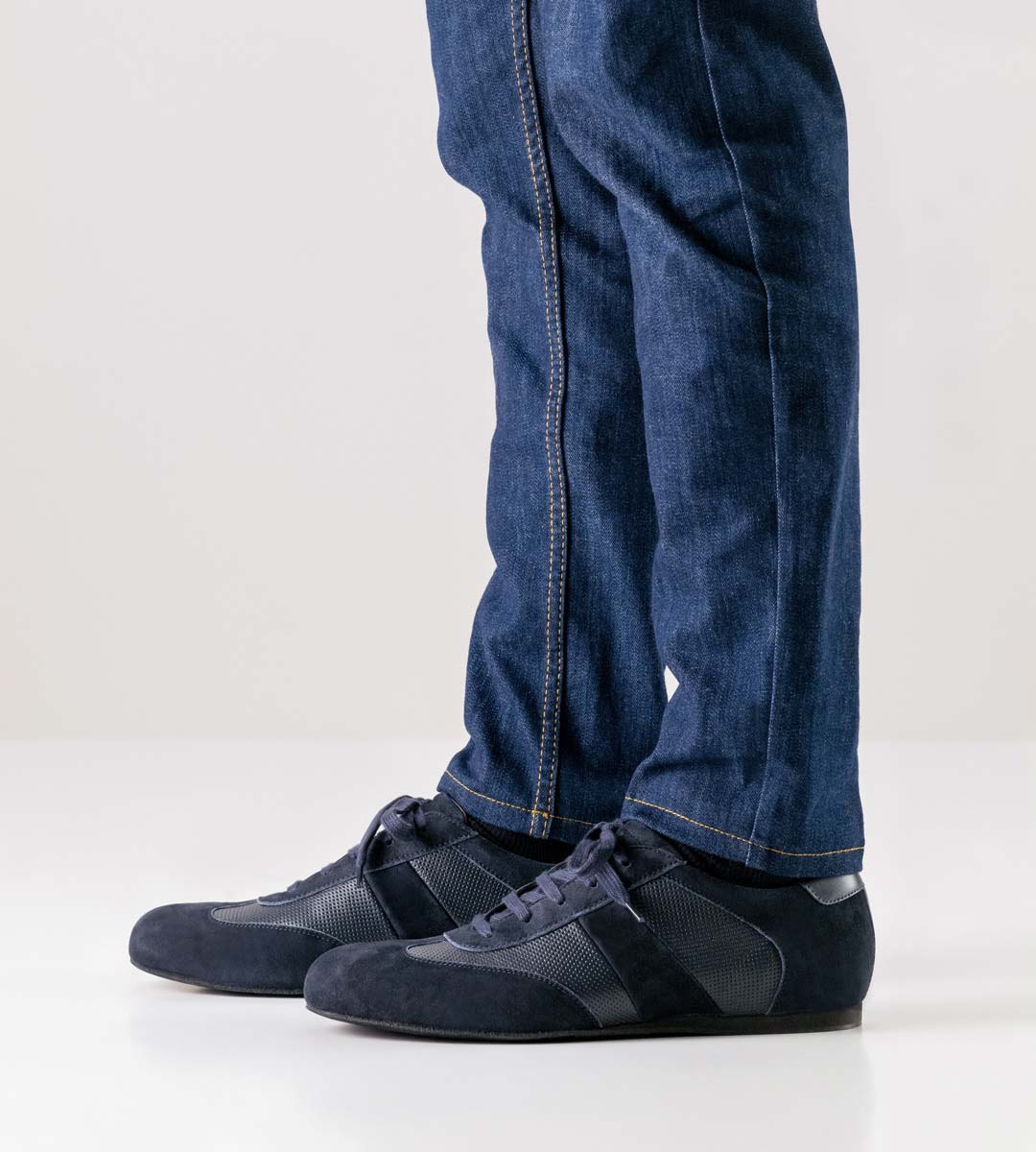 Bari Werner Kern Tanzschuhsneaker für Herren in blau in Verbindung mit blauer Jeans