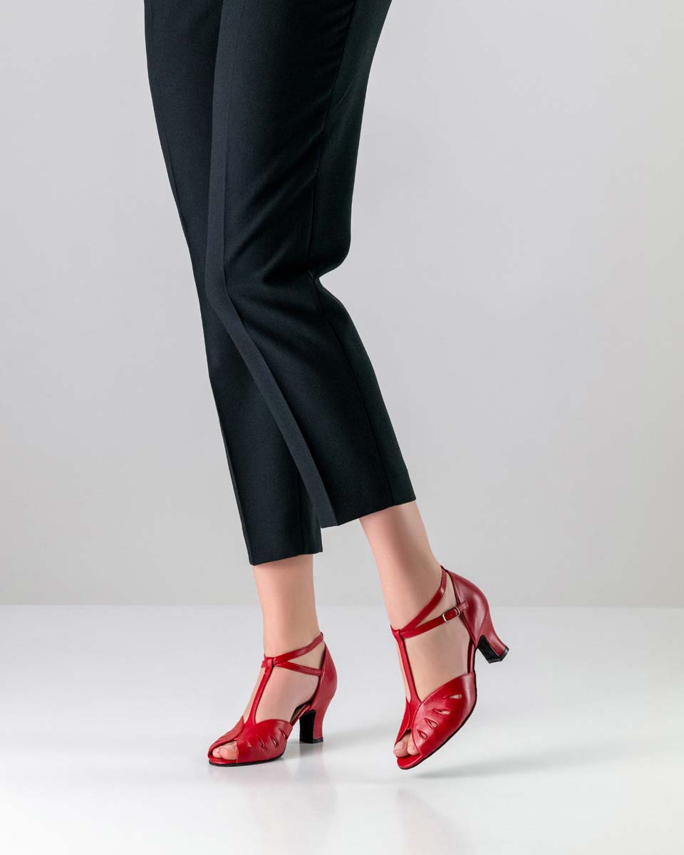 Lindsay 6 cm hoher Damentanzschuh mit T-Steg in Leder in Kombination mit schwarzer Hose