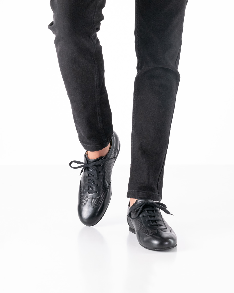 Werner Kern, schicker Sneaker mit von Hand perforiertem Nappa Leder, perfekte Anpassung an den Fuß, handschuhweiches Kalblederfutter, außergewöhnliche Fersendämpfung mit Microabsatz, bequeme Absatzhöhe von 1,5 cm