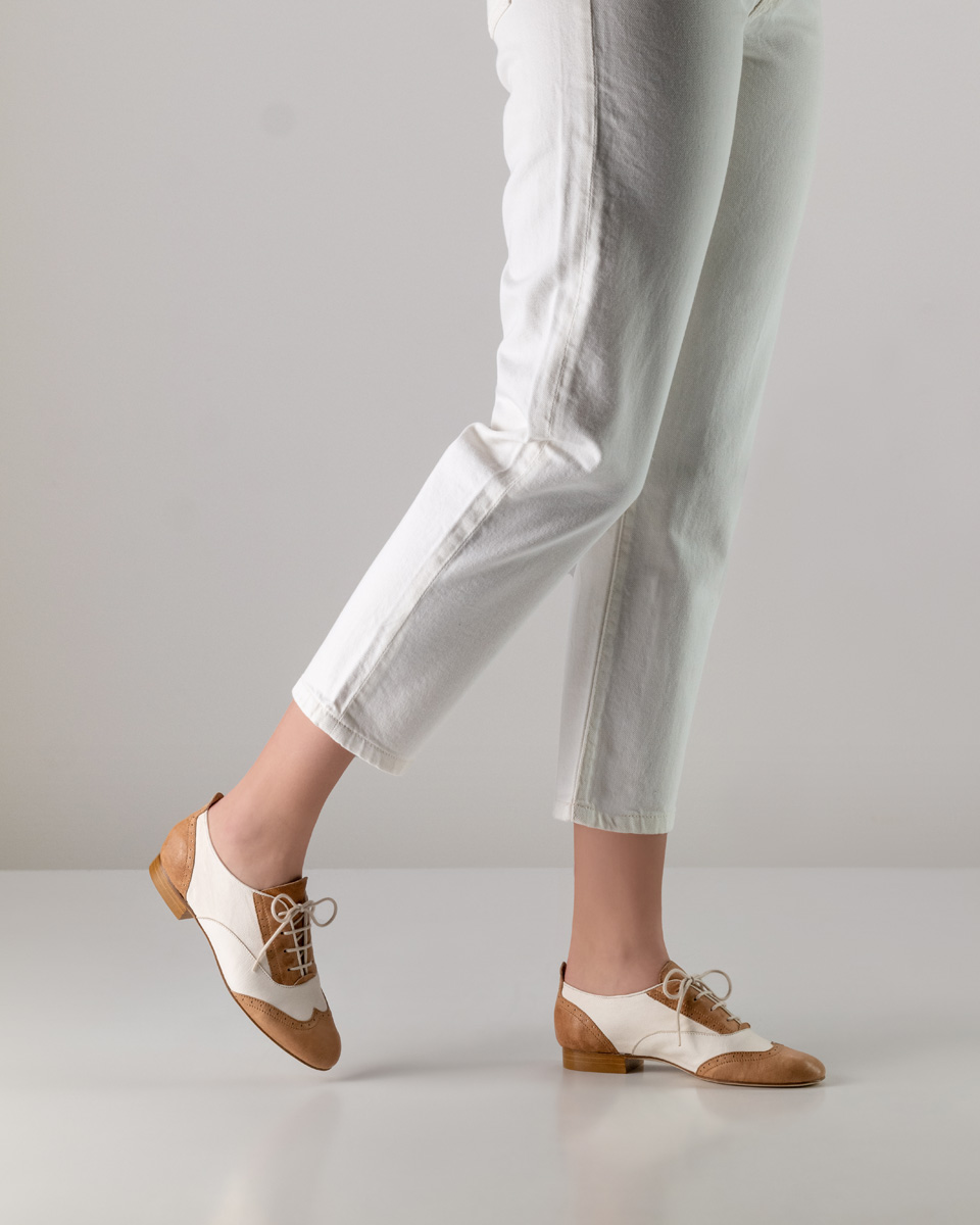 Leder Damentanzschuh für Swing in beige-weiss in Kombination mit weißer Hose