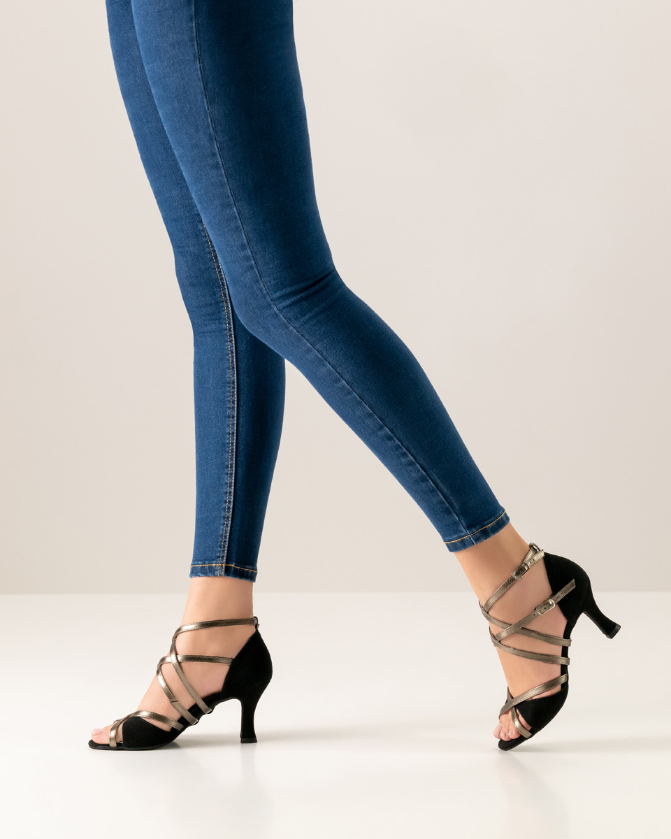 Eva blaue Jeans in Kombination mit Damentanzschuh von Werner Kern in schwarz und altsilber