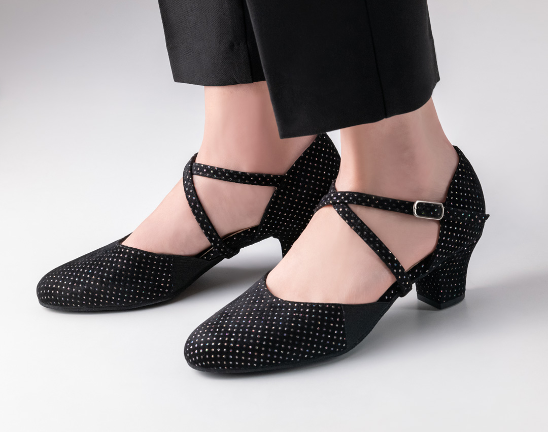Geschlossener, flacher Comfort Tanzschuh in weichem schwarzen Brokat mit kleinen Glitzerpunkten in Gold und seitlichen Elastikeinsätzen und 4,5 cm Comfort Absatz von Werner Kern.