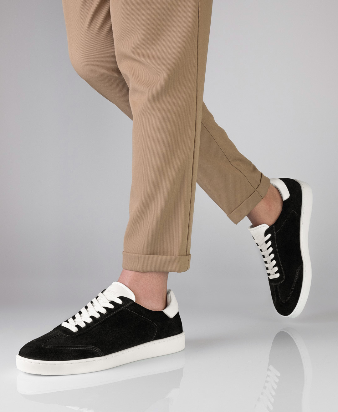 Sneaker 7415 Tanzsneaker für Herren aus schwarzem Velourleder mit herausnehmbarer Innensohle von Suny by Anna Kern.