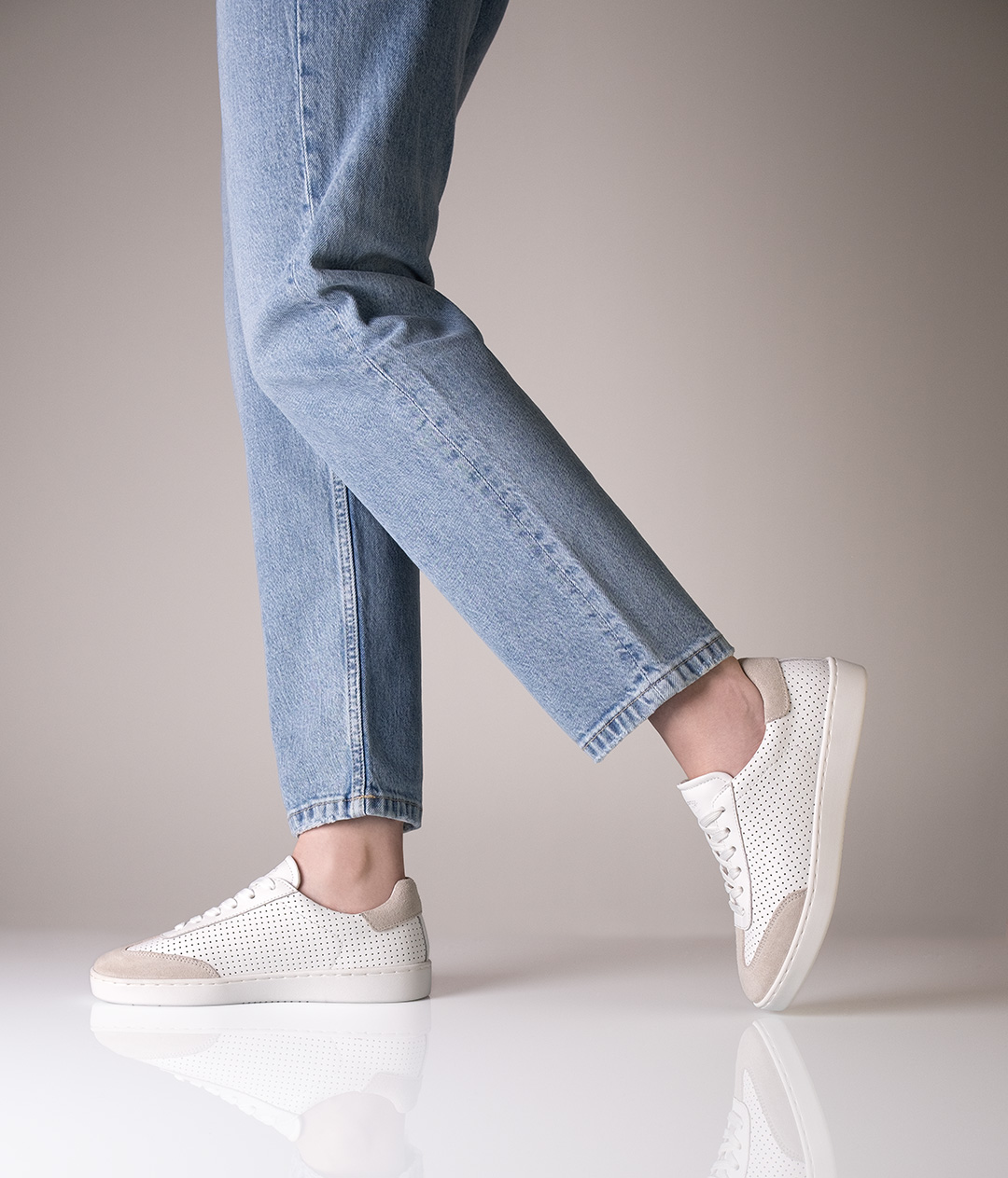 Sneaker 7020 Ultraleichter Tanzsneaker 7020 für Damen aus weißem Nappaleder mit weißer Sohle aus PU und herausnehmbarer Innensohle.