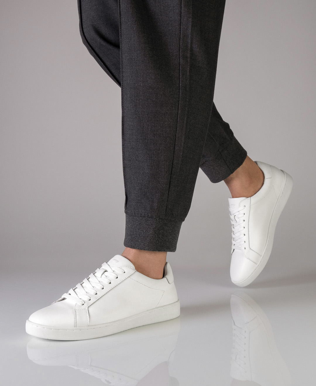 Sneaker 7425 Federleichter Herrentanzsneaker aus weißem Leder mit herausnehmbarer Innensohle von Suny.