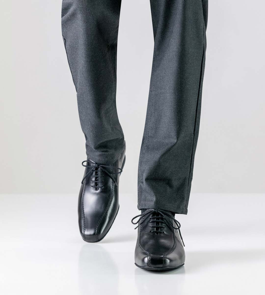 Pesaro schwarzer Herrentanzschuh von Werner Kern von vorne in Kombination mit Hose in grau