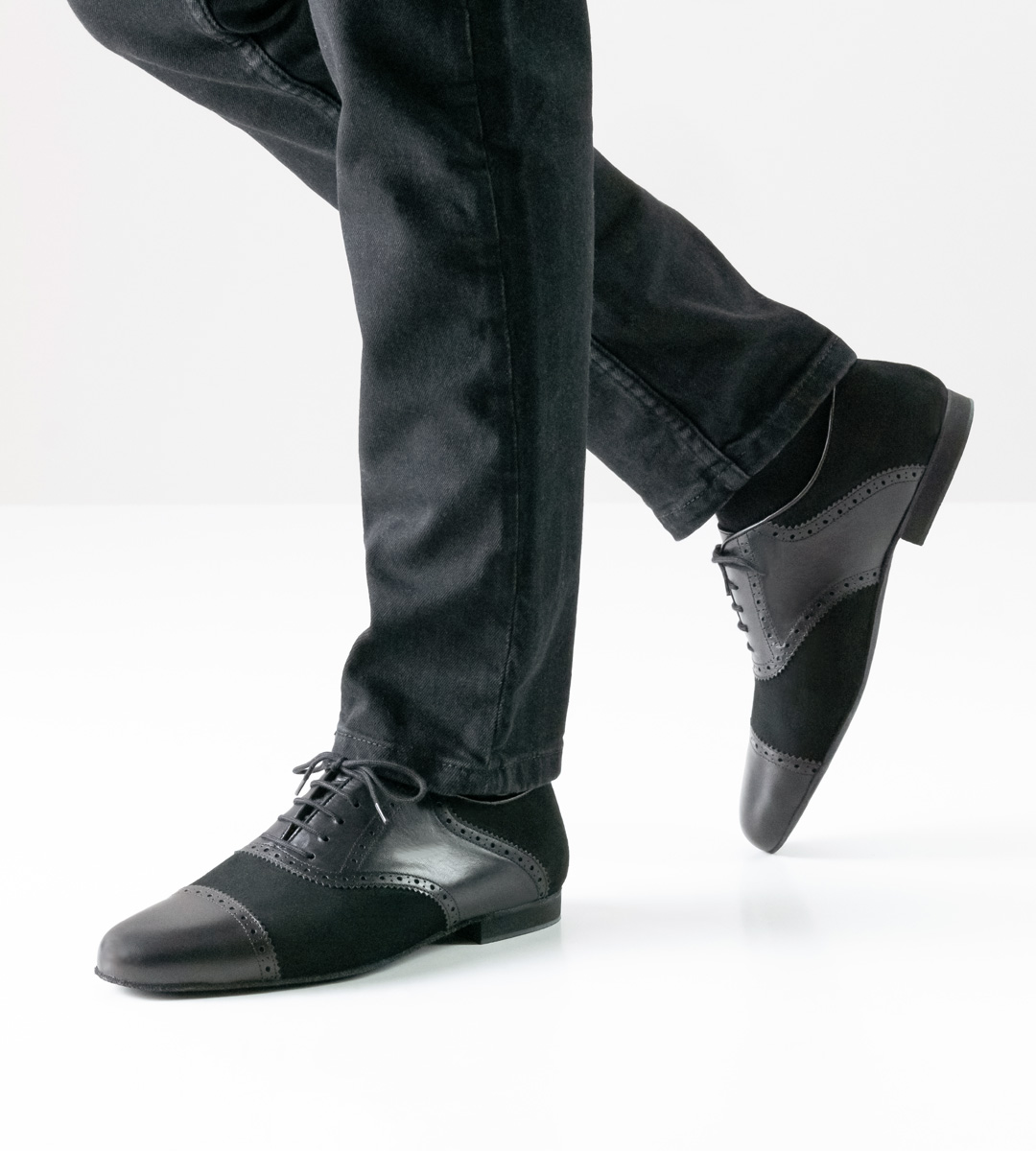 Jeans in schwarz in Kombination mit schwarzem Herrentanzschuh in Velours und Leder