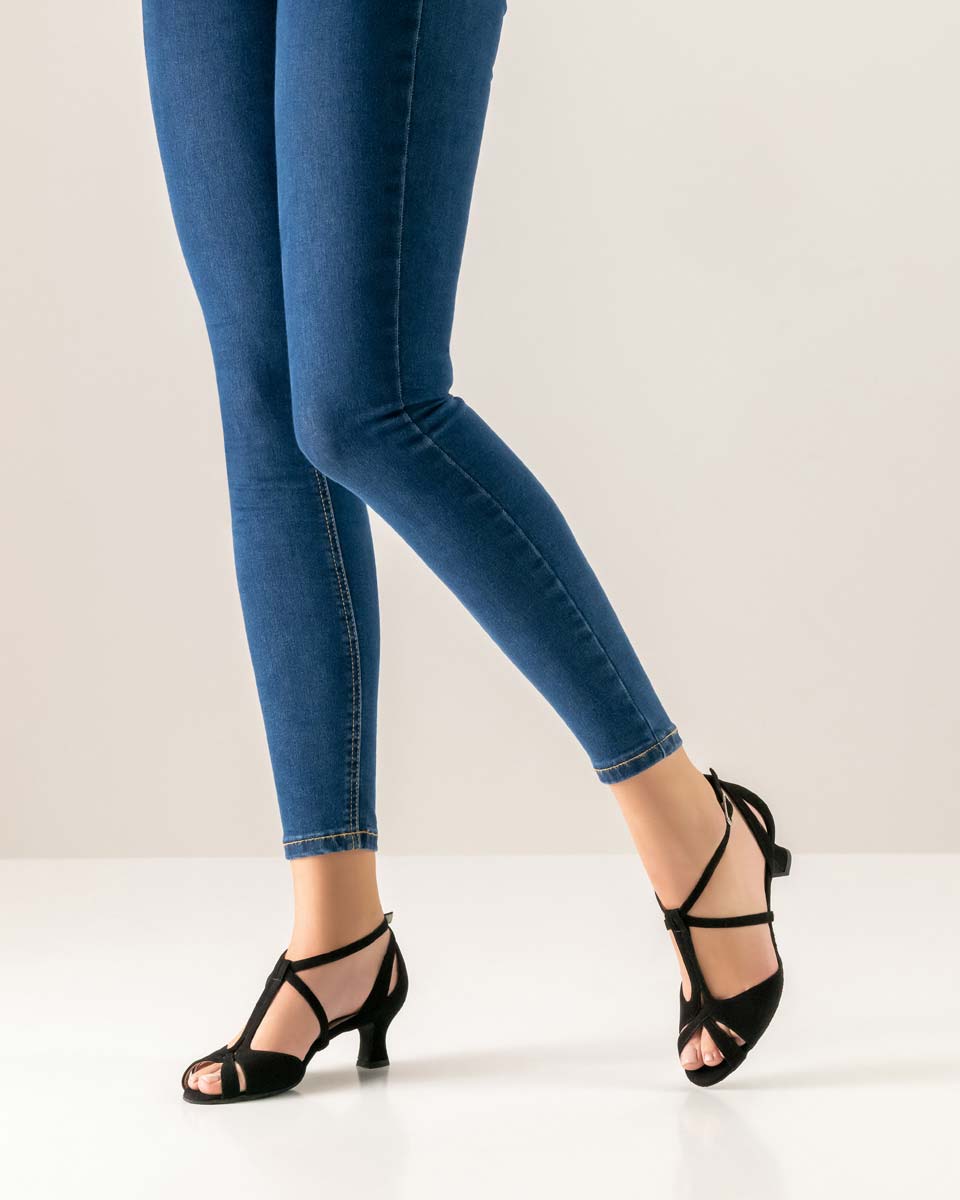 Francis Werner Kern Damentanzschuh von Werner Kern in schwarzem Velour mit blauer Jeans