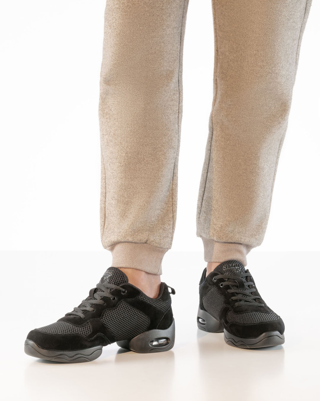 Schwarzer Tanzsneaker im chunky cut mit geteilter Sohle von Werner Kern getragen mit beiger Hose