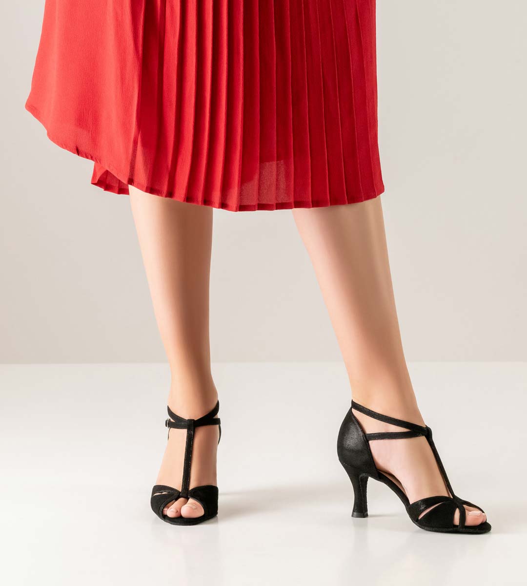 Ida T-Steg Damentanzschuh kombiniert mit rotem Faltenrock