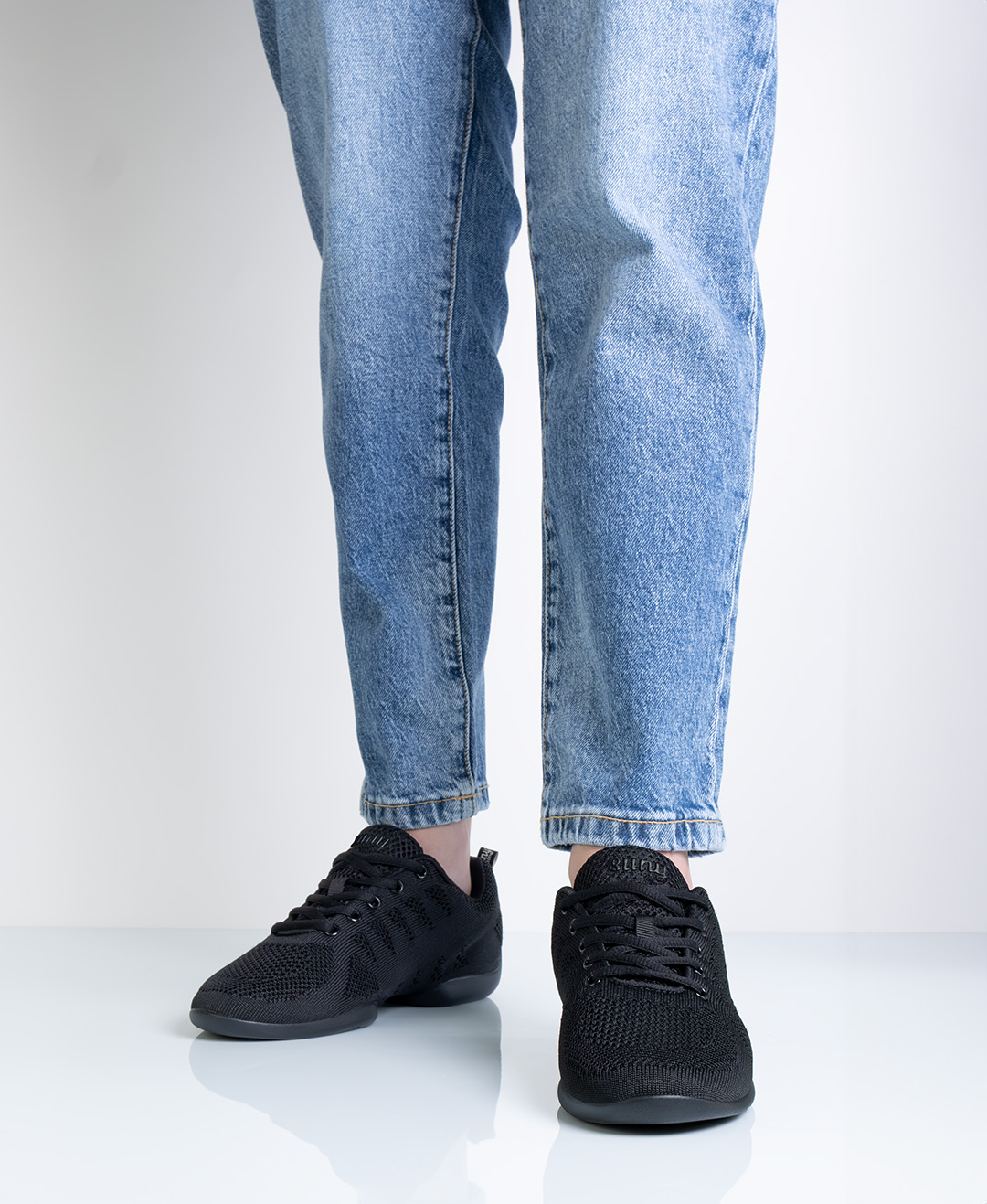 Schwarzer, leichter Tanzsneaker für Damen mit geteilter PU Sohle