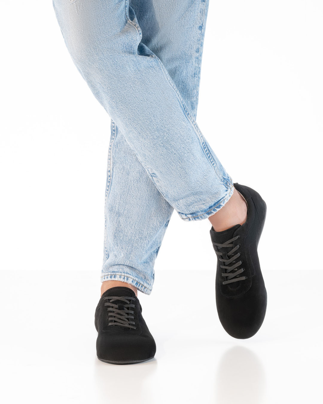 Tanzschuhmodel in hellen Jeans und schwarzen Velourtanzsneakern von Werner Kern