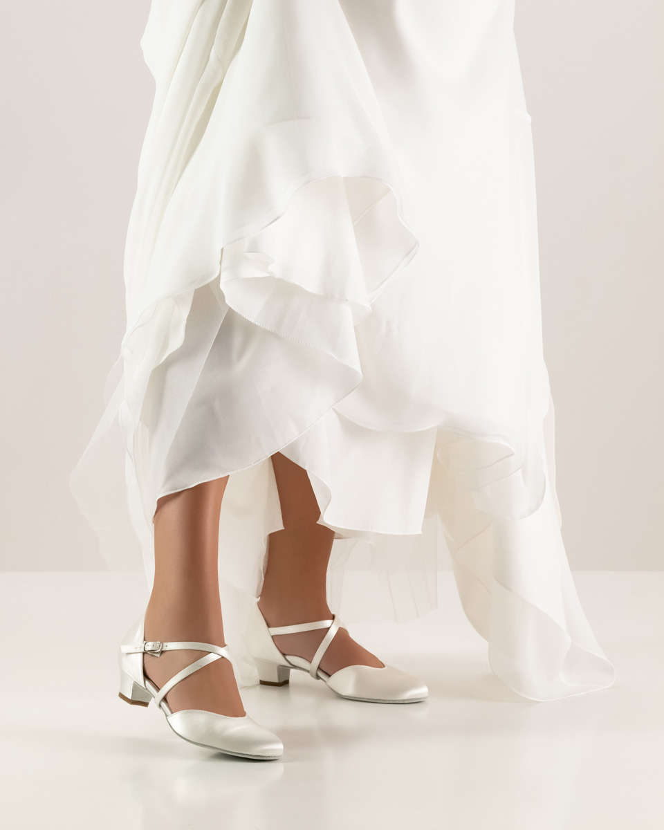 Satin Brautschuh von Werner Kern in Kombination mit weißem Kleid