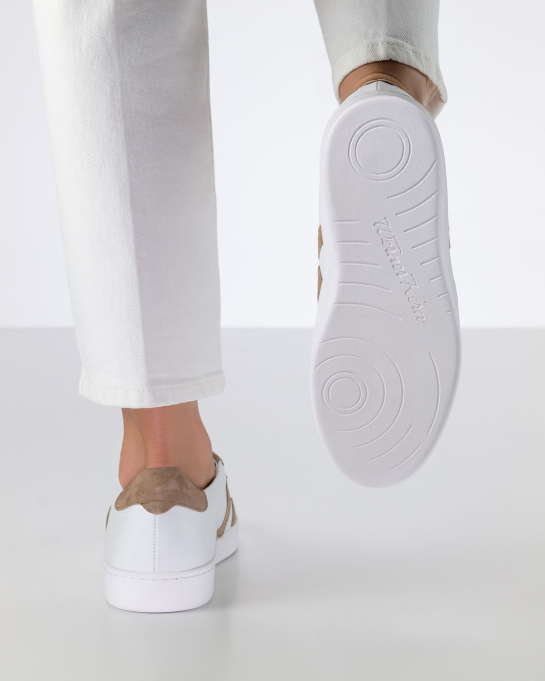 Weiße Tanzsneakersohle mit Drehpunkten von Werner Kern