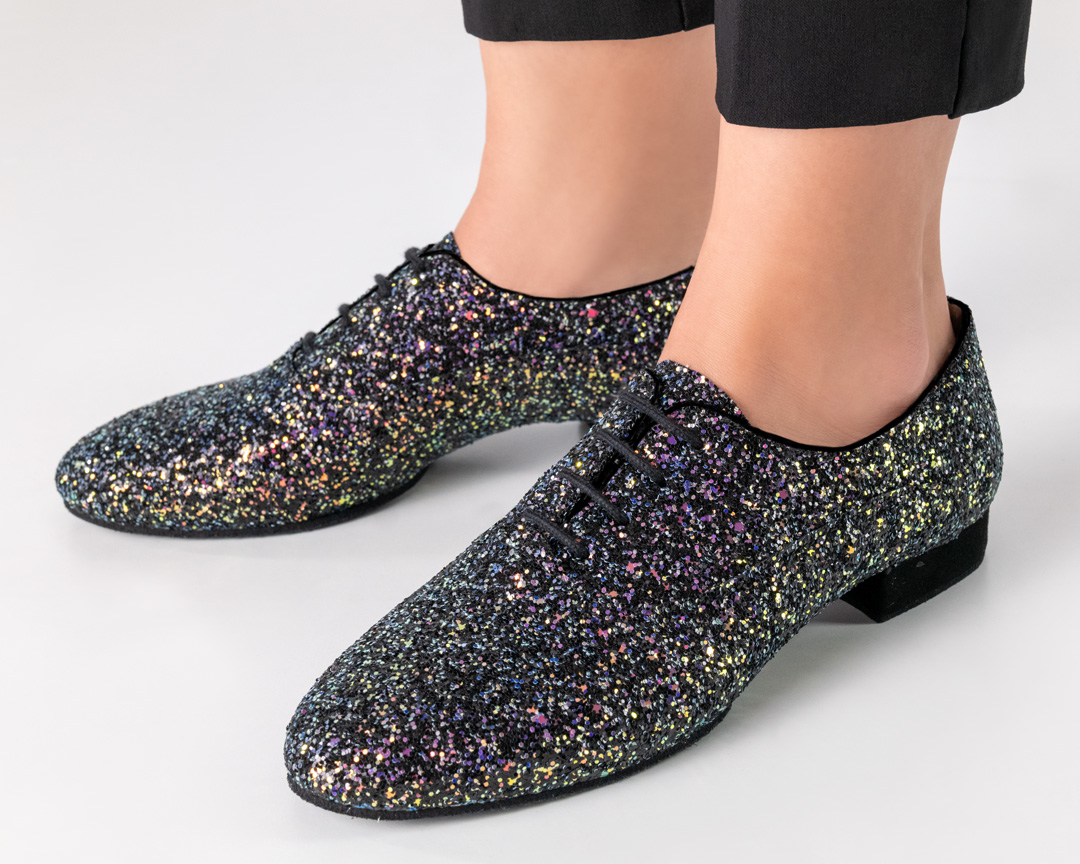 Close-up von Werner Kern Trainingstanzschuhen aus glitzerndem Brokat und schwarzem flachem 1,5 cm Absatz