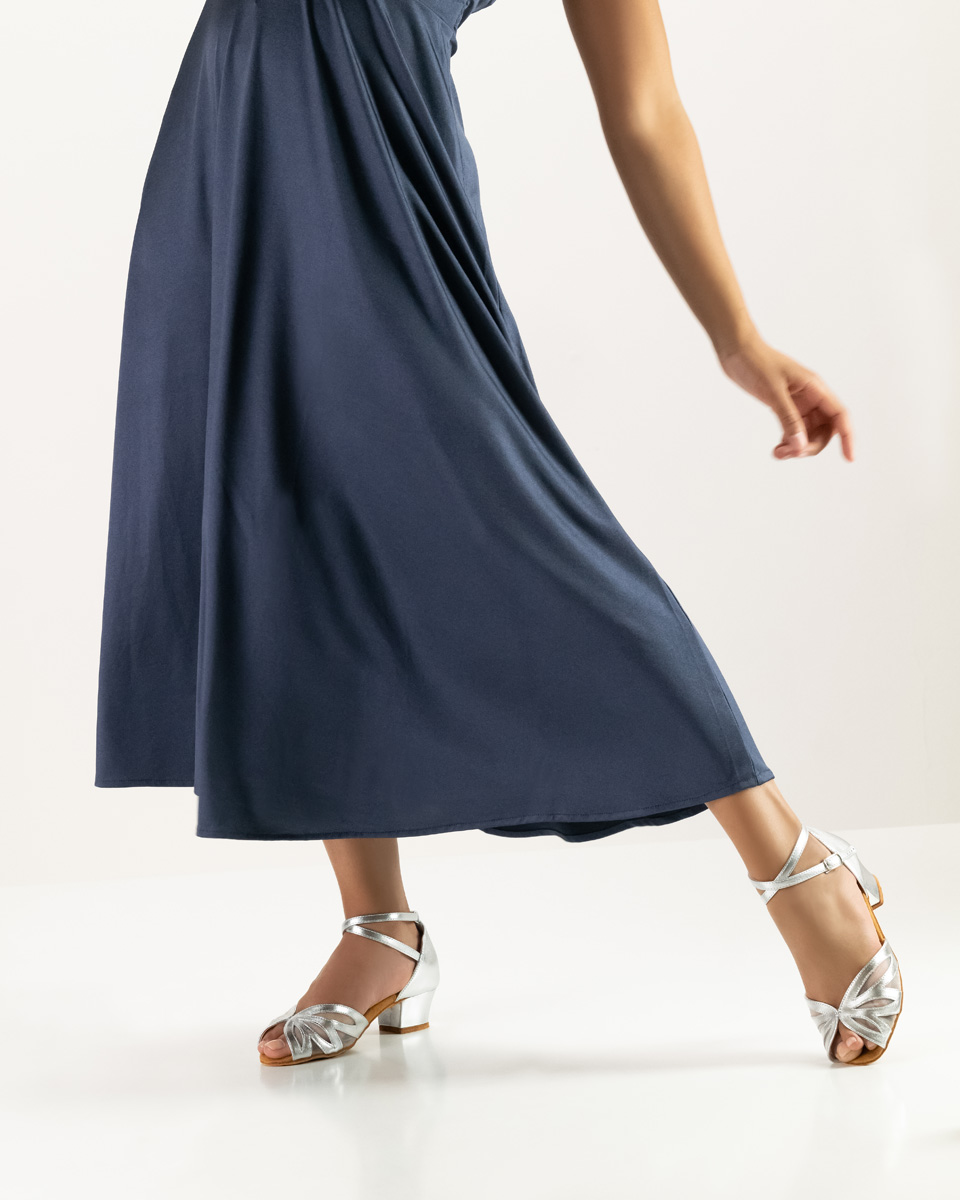 Anna Kern Damentanzschuh in silber in Kombination mit blauem Kleid