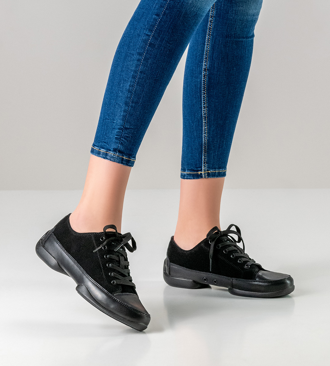 blaue Jeans in Kombination mit schwarzem Tanzsneaker für Damen in Leder