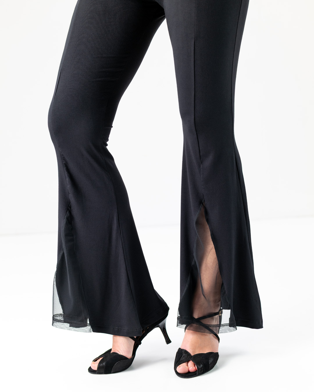 Damen Tanzhose Nisha in Schwarz mit Mesheinsätzen und Schlag für Latein und Standard.