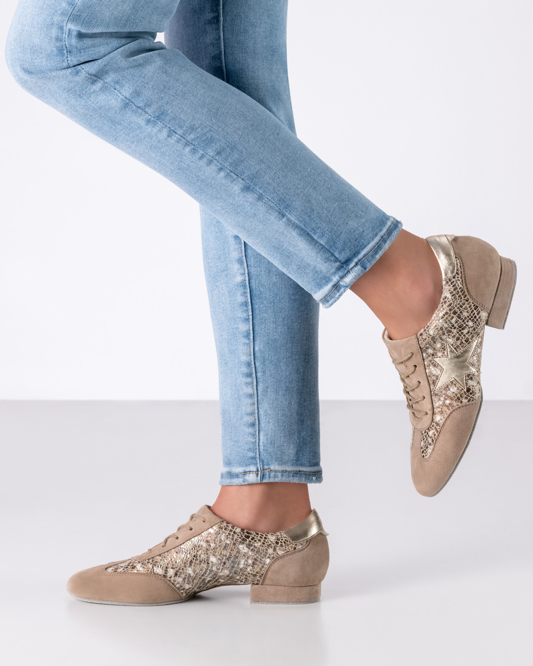 Lässiger, beige glänzender Trainingstanzschuh von Werner Kern mit geteilter Sohle