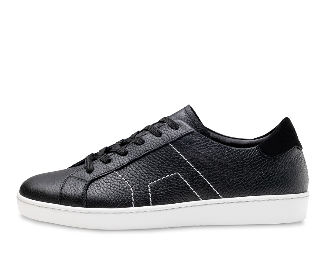 Leichter und beweglicher Tanzsneaker aus schwarzem Leder mit weißer Sohle - als Allrounder nutzbar von Werner Kern