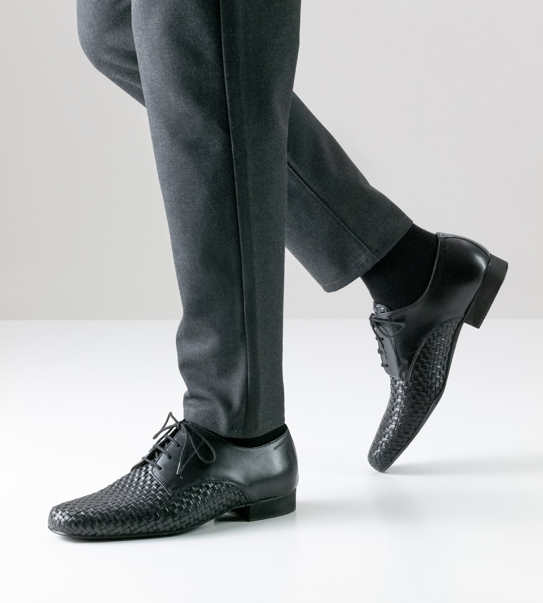 2 cm hoher Werner Kern Herrentanzschuh in schwarzem Leder in Kombination mit Hose in grau