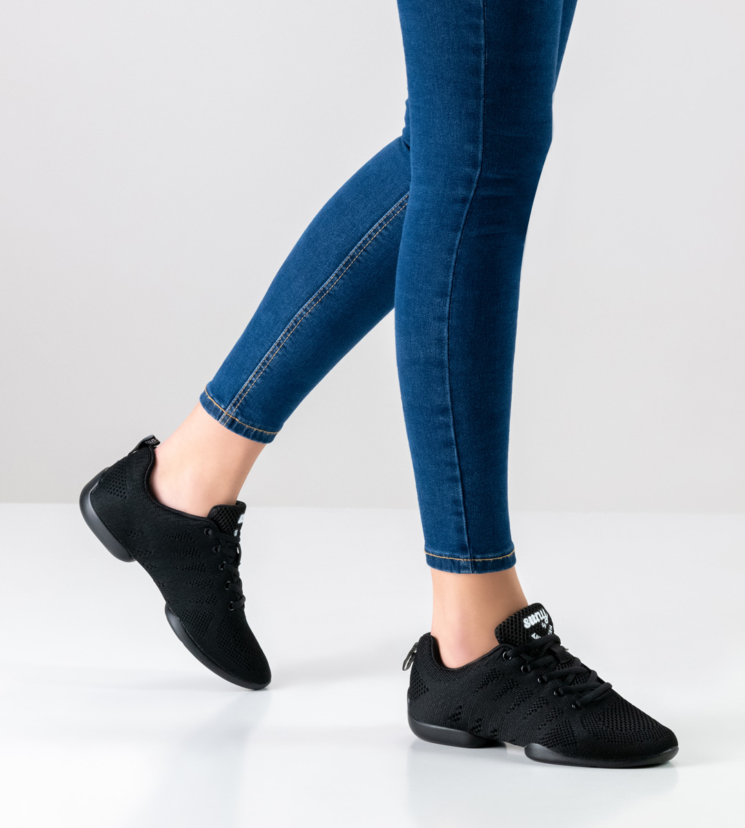 Kizomba Damentanz Sneaker im Verbindung mit blauer Jeans