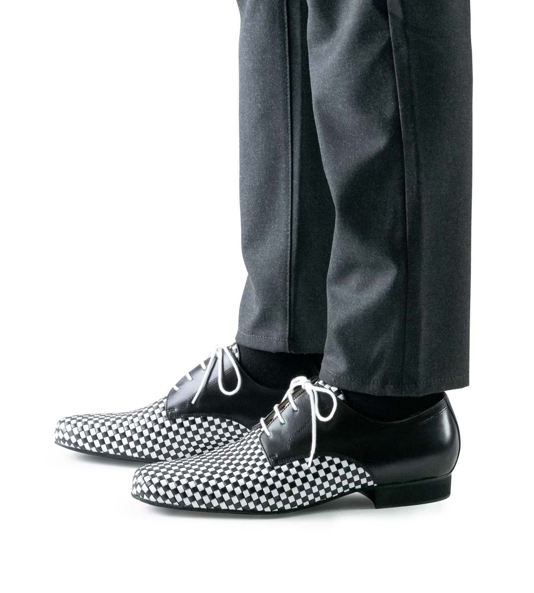 Cordoba geflochtener Herrentanzschuh von Nueva Epoca in Kombination mit grauer Hose