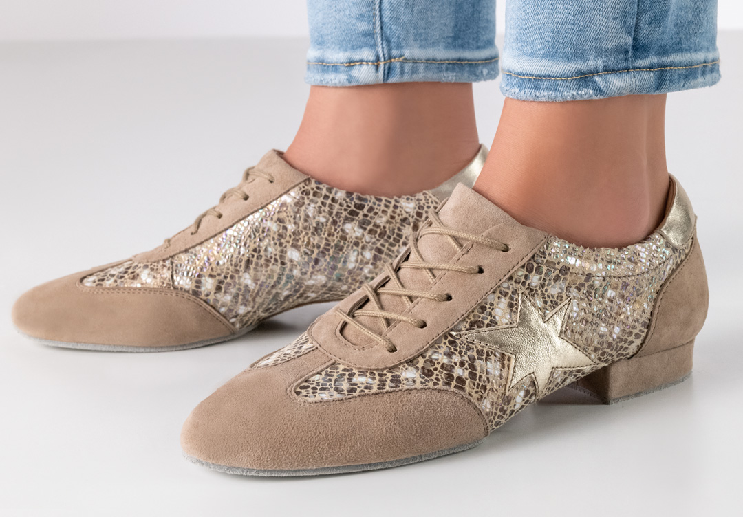 Hellbeiger Trainingstanzschuh mit Glitzerdetails und geteilter Sohle von Werner Kern