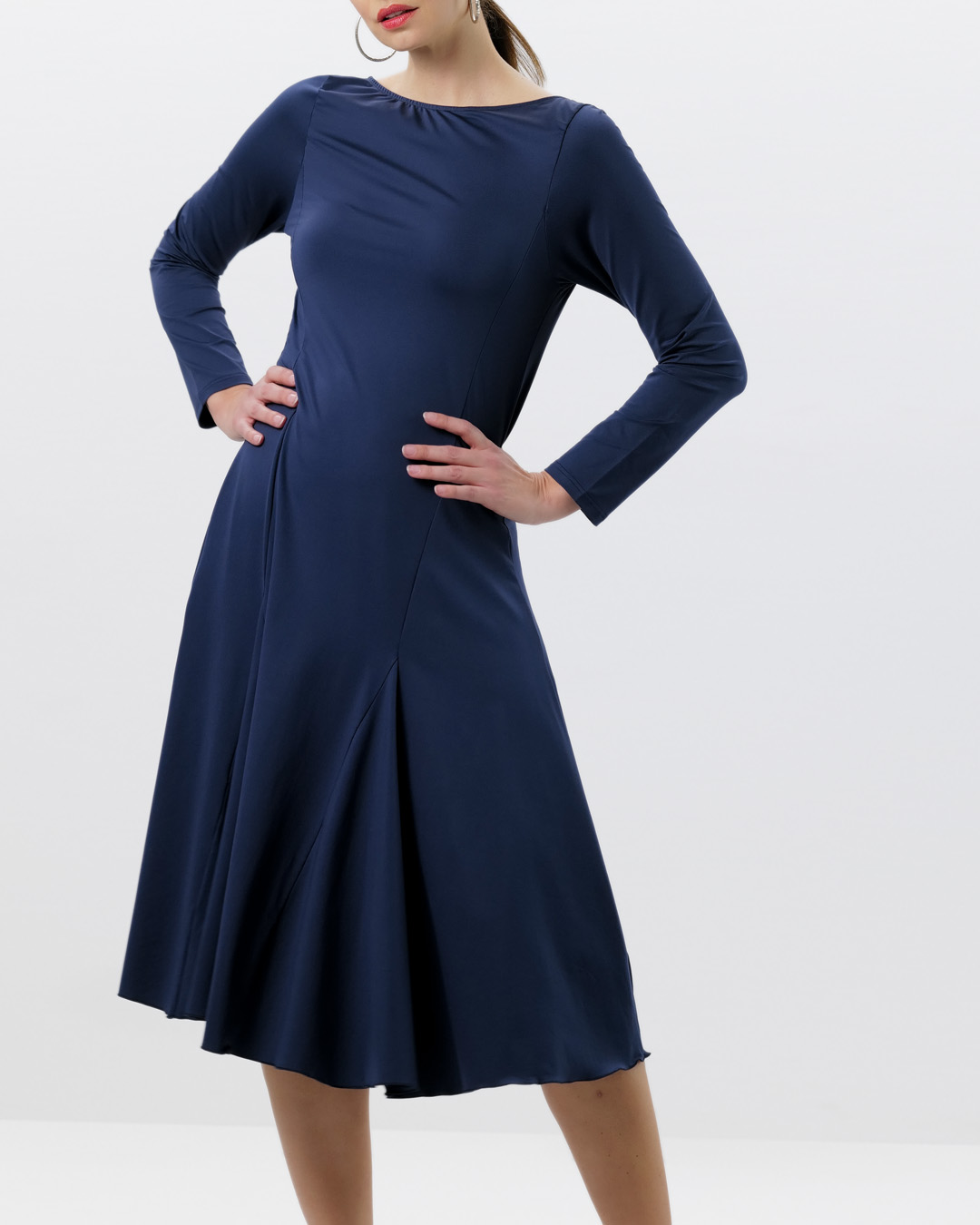 Figurnahes Tanzkleid mit weit schwingendem Rock in Midilänge und edlem Rauchblau von Werner Kern 