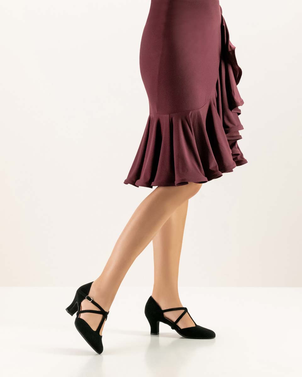 Merle Werner Kern Damentanzschuh mit 6 cm Absatzhöhe in Kombination mit bordofarbigem Kleid