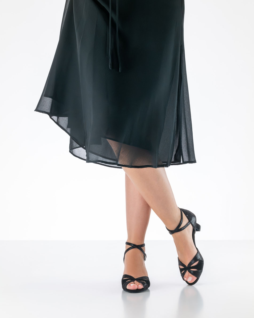 Eunice Schwarz glänzende Tanzsandale von Anna Kern mit 5 cm Absatz und Fesselriemchen
