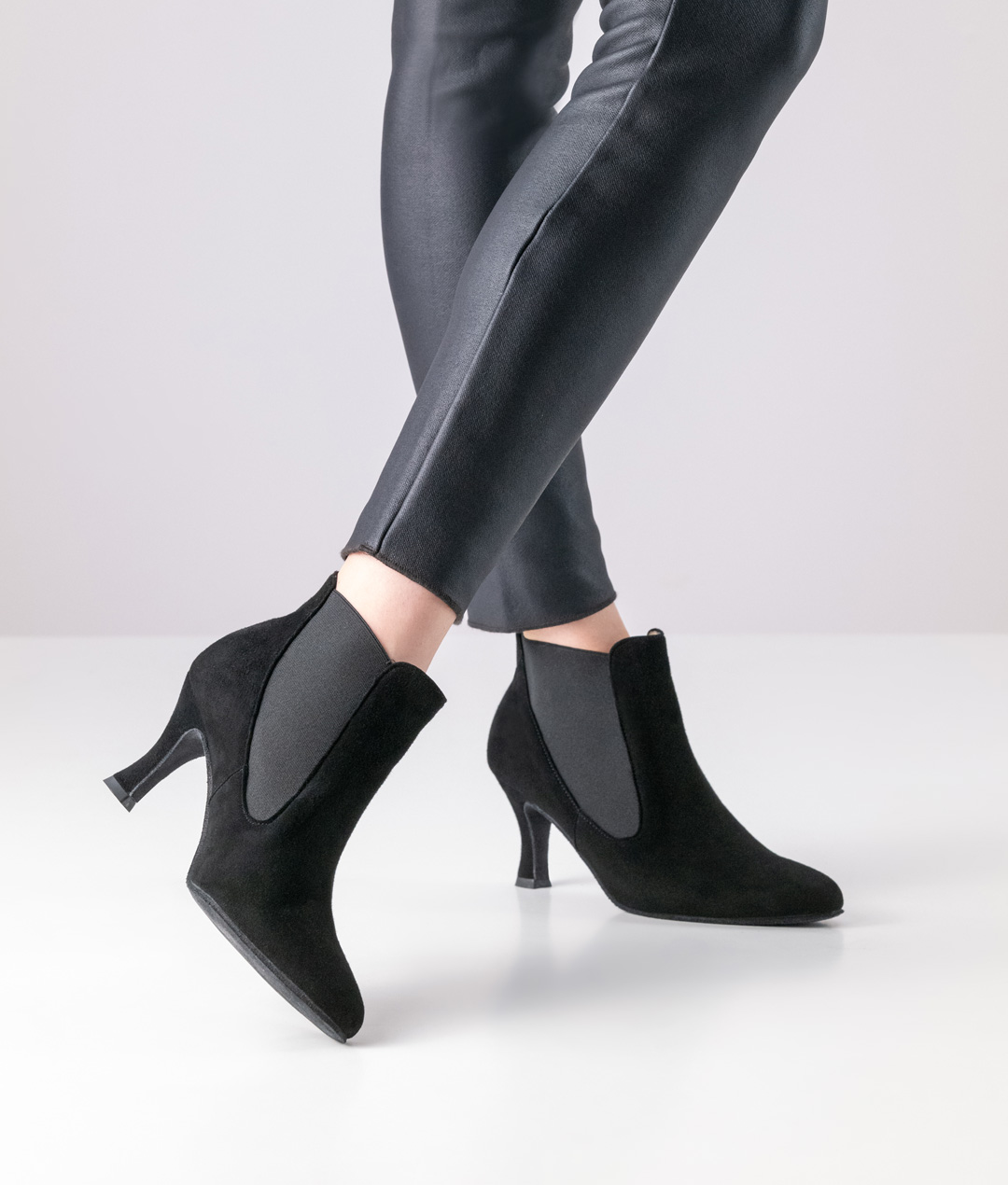Lässige, schwarze Tanzstiefelette Carina aus weichem Velourleder und schmalen Absatz von Werner Kern