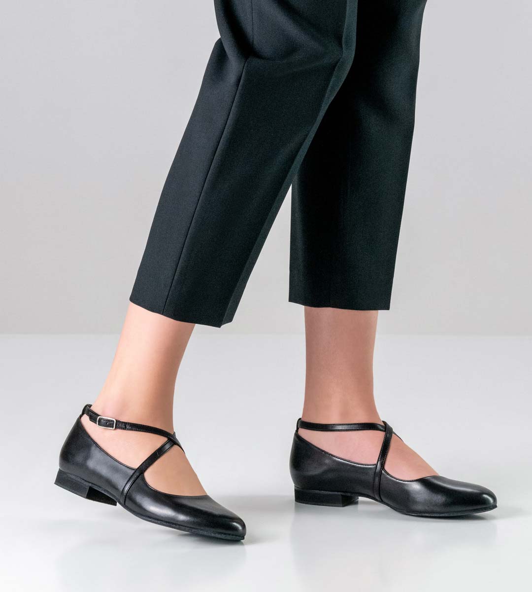 Fanny schwarze Hose in Kombination mit geschlossenem Werner Kern Damentanzschuh in schwarz