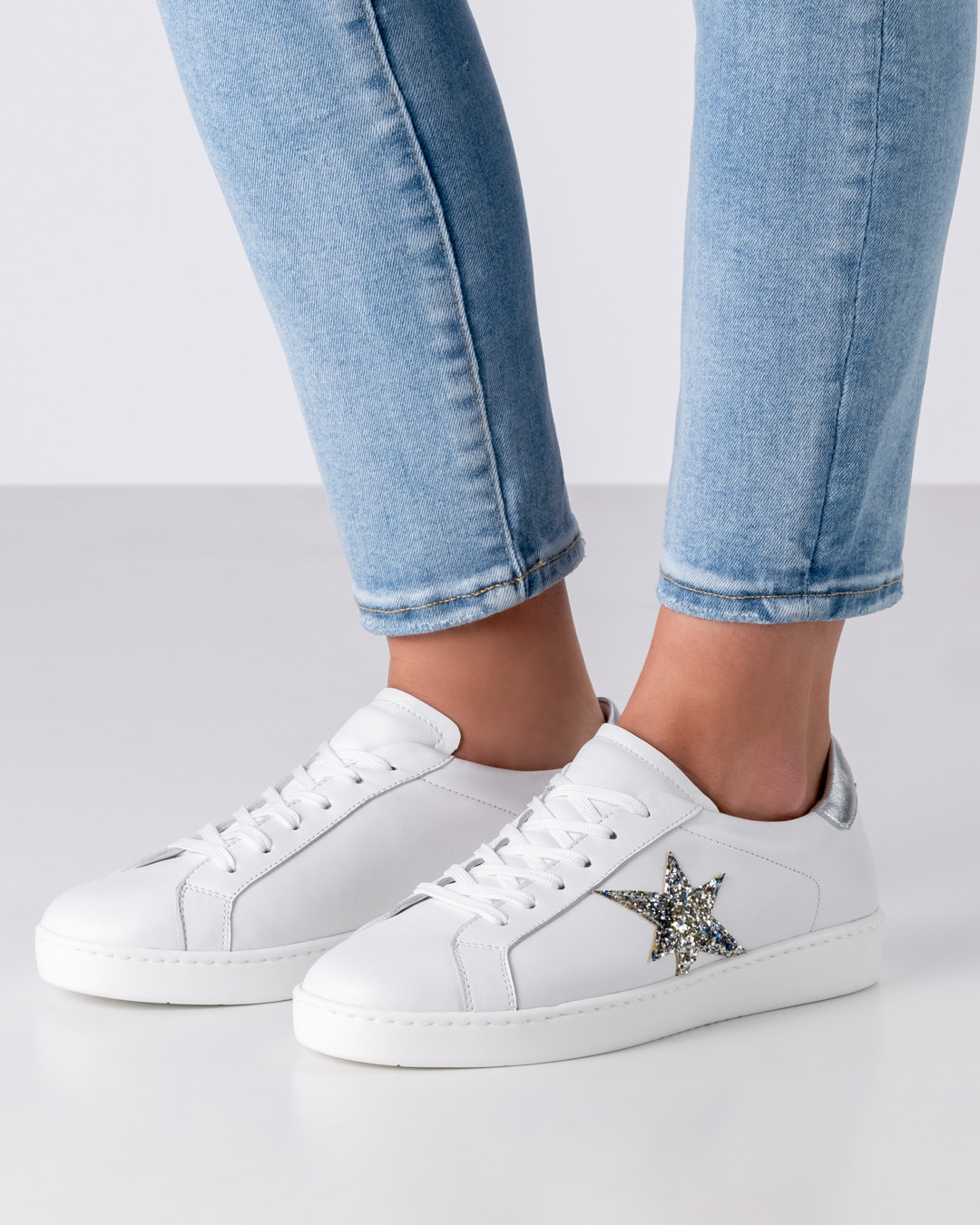 Weißer Ledertanzsneaker von Werner Kern mit seitlichem, silbernem Stern