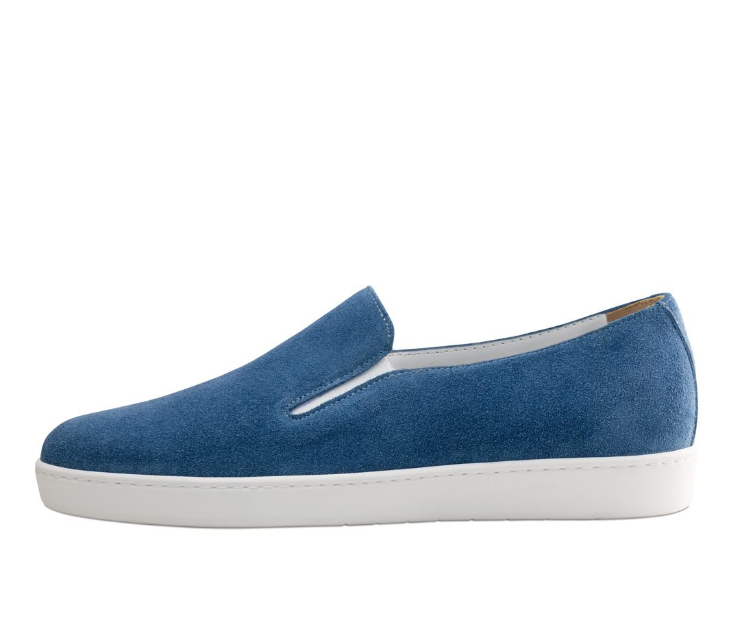 Portofino Tanzsneaker als Slipper in blauem Velourleder mit weißer Sohle für drinnen und draußen von Werner Kern