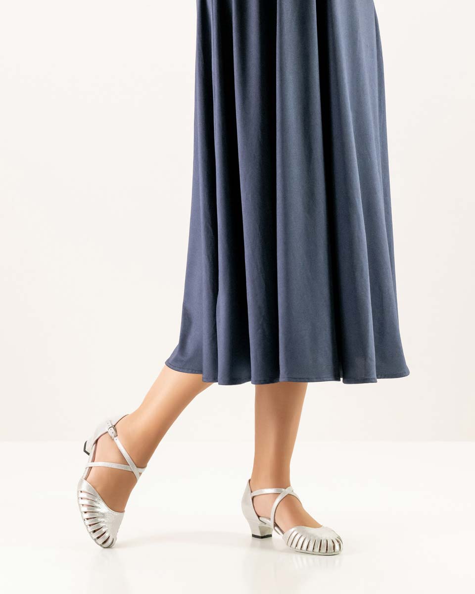 Solveig silberner Werner Kern Damentanzschuh kombiniert mit Rock