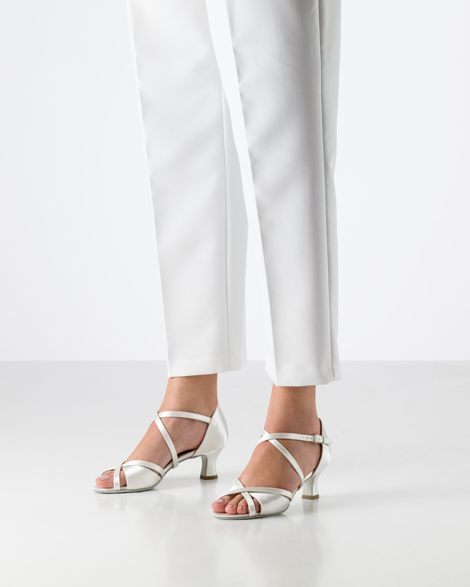 Brautschuh für besondere Anlässe - Werner Kern July aus weißem Satin mit Dreifach-Blattteilung, individuell einstellbarem Kreuzristriemchen und fantastisch bequemem Absatz für einen unwiderstehlichen Auftritt