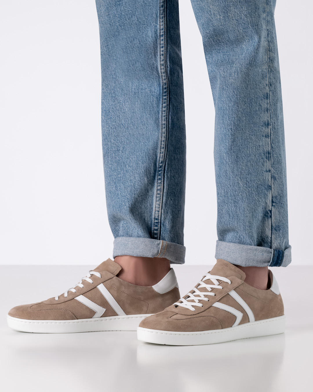 Beiger Tanzsneaker mit weißer Allrounder Sohle aus Velourleder für drinnen und draußen