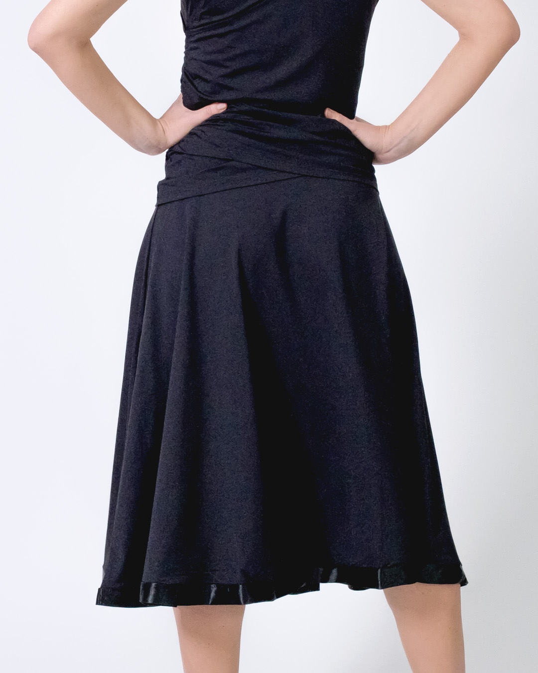 Rückenansicht von weitem Midirock Sari mit Satinborte von Werner Kern