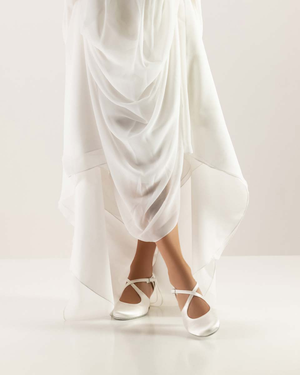 Gala weißes Brautkleid in Kombination mit weißem Werner Kern Brautschuh