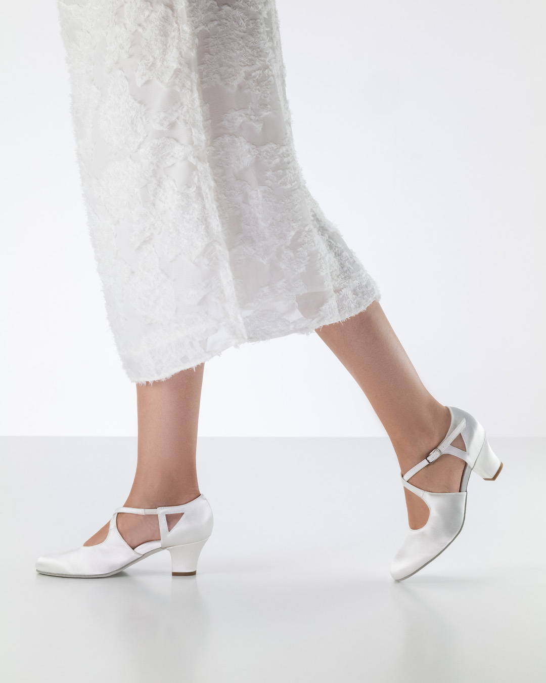 Gala weißes Brautkleid in Kombination mit weißem Werner Kern Brautschuh