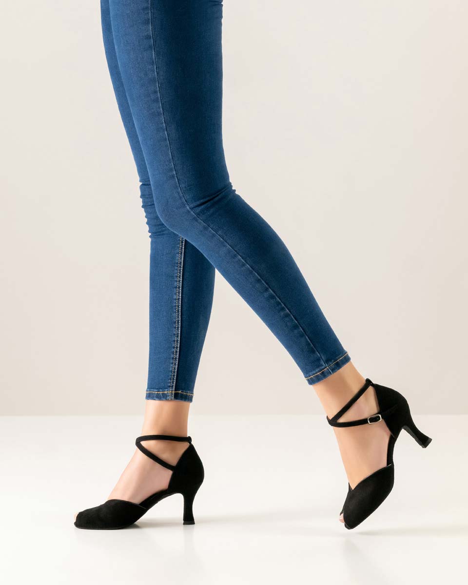 Salsa Damentanzschuh von Werner Kern mit blauer Jeans