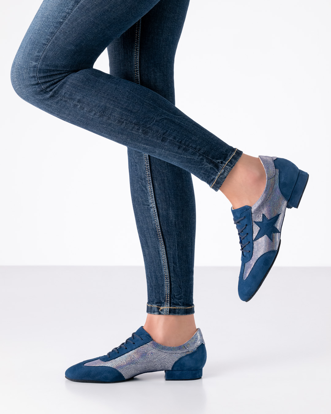 Glitzernder blauer Tanztrainingschuh von Werner Kern im Sneakerlook